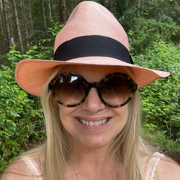 Meet your Posher, Jolie - Picture 2 of 15